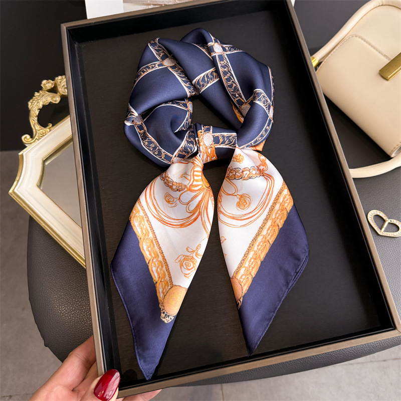 Ascot Neck Scarf - Blauer Klassischer Seidenschal mit Kettenmuster für