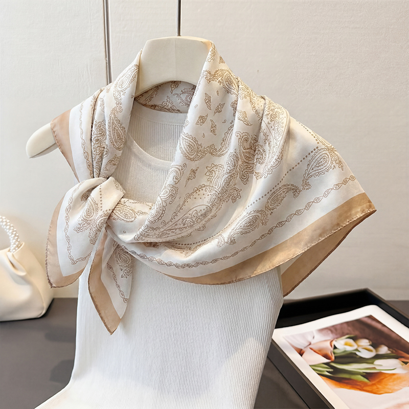 Vintage Beige Paisley-Druck Qu – Ascot Neck Scarf Bewertung und Preis